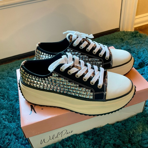 New Wild Pair Highfive Lace-Up Low-Top Sneakers - Size 8 - Picture 3 of 9